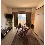 Modern & Sunny Apartment
